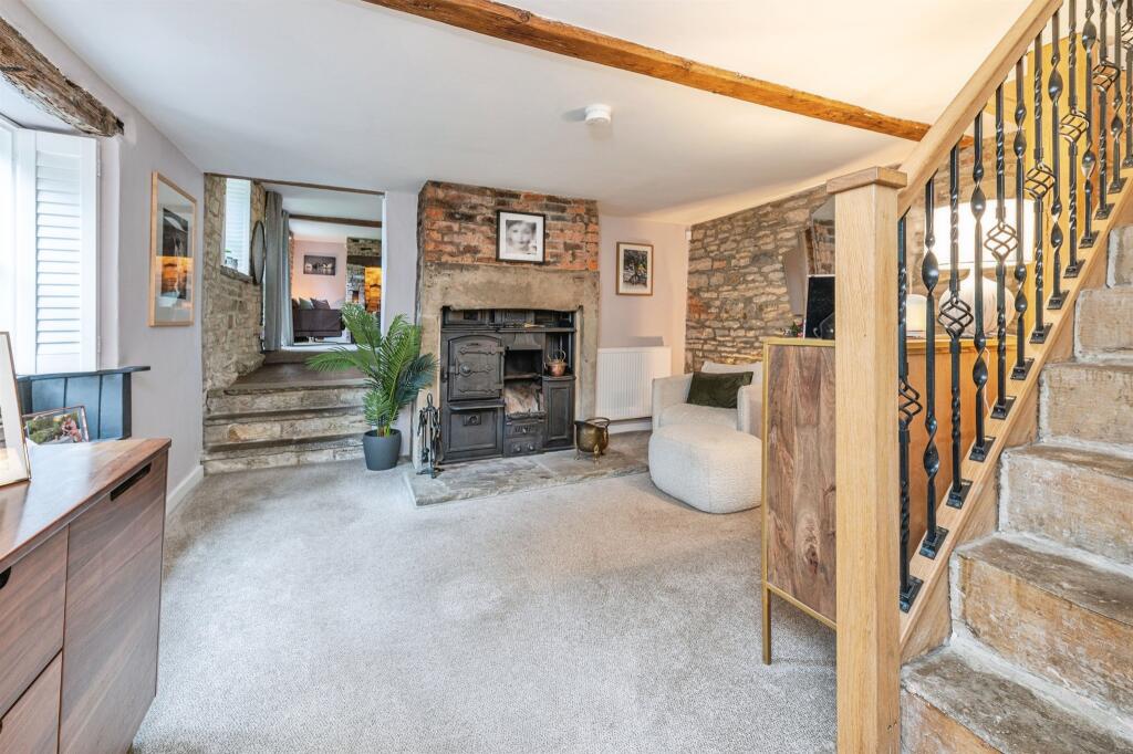 House in Wakefield, Kirkhamgate - More