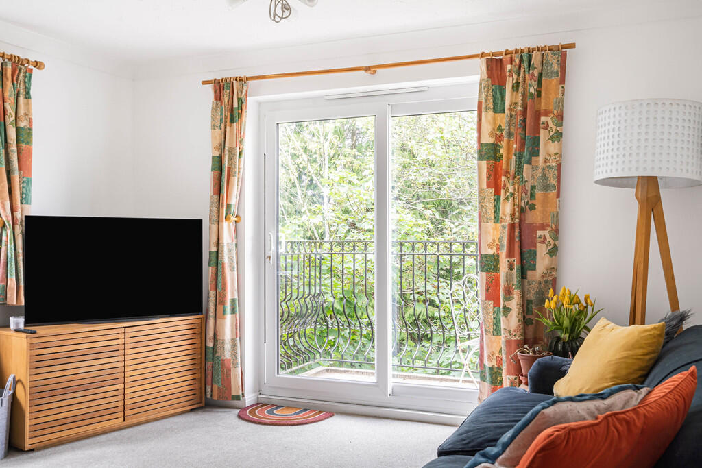 Apartment in Reigate and Banstead, Surrey - More