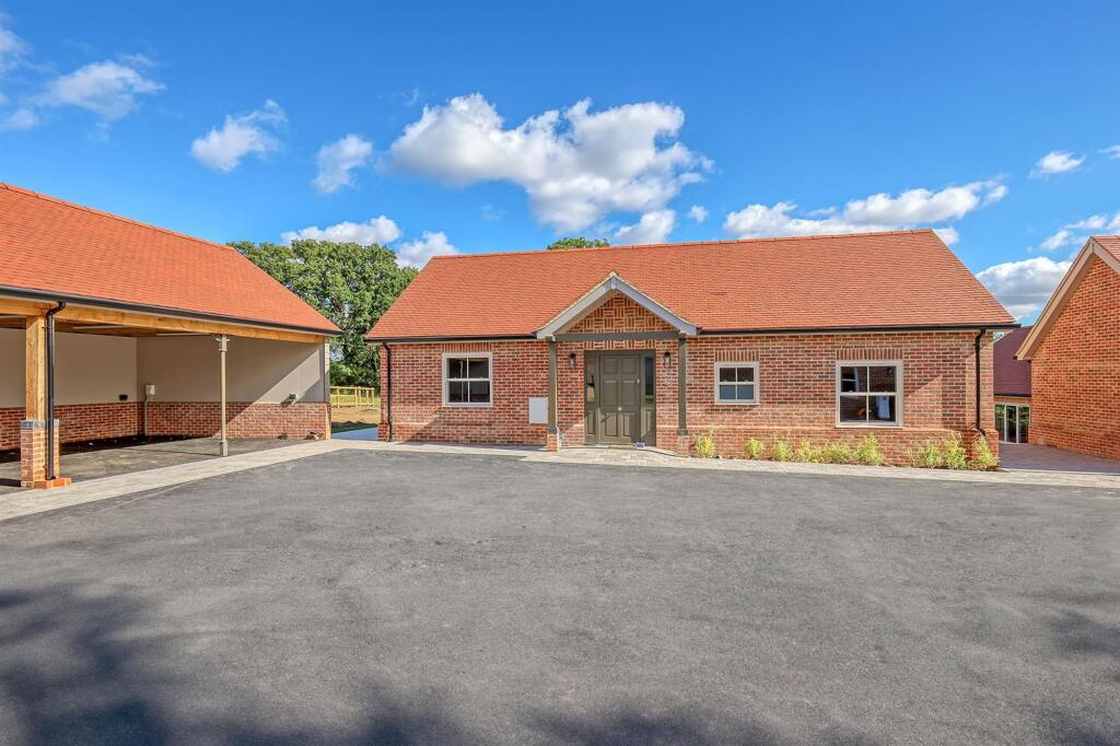 3-bed bungalow on Weald Park Way, South Weald, Brentwood, £850,000