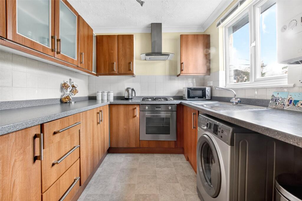 Helmsdale, Bracknell, Berkshire, RG12 photo 2