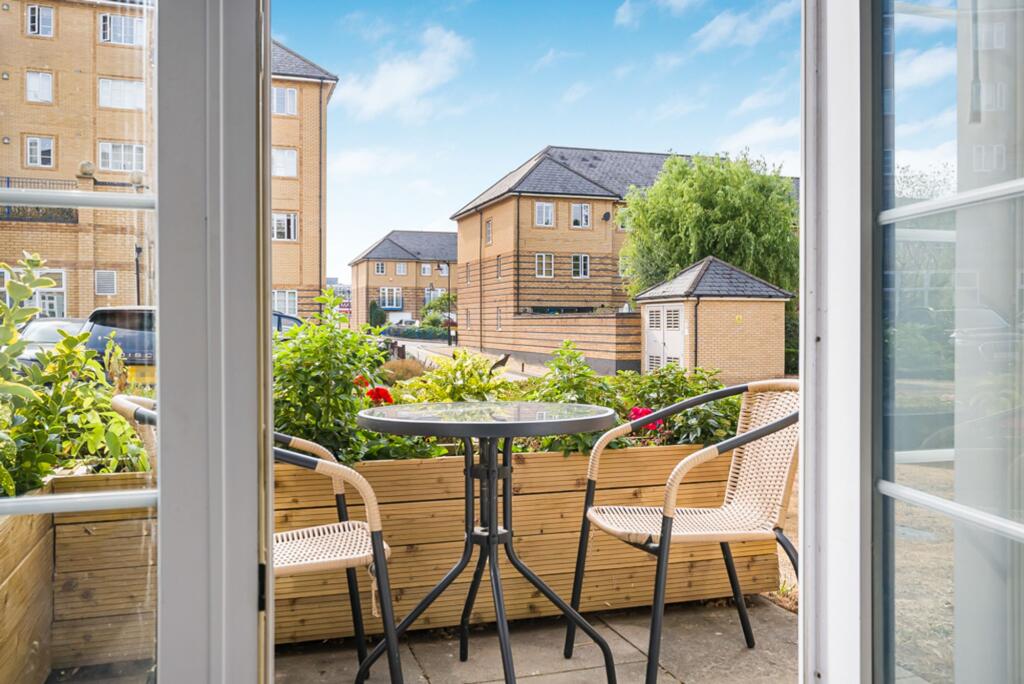 Apartment in East Hertfordshire, Hertford - View 3