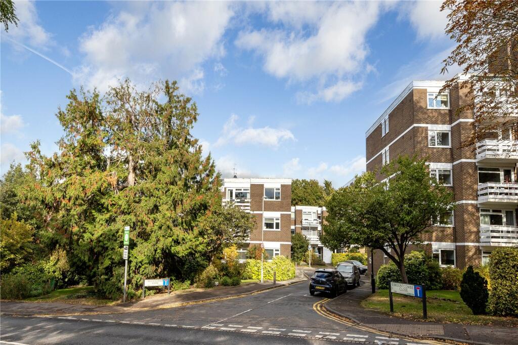 Apartment in London, Royal Borough of Kingston upon Thames - More