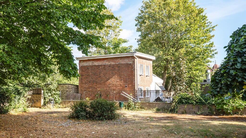Main image of property: Hendon Lane, London, N3