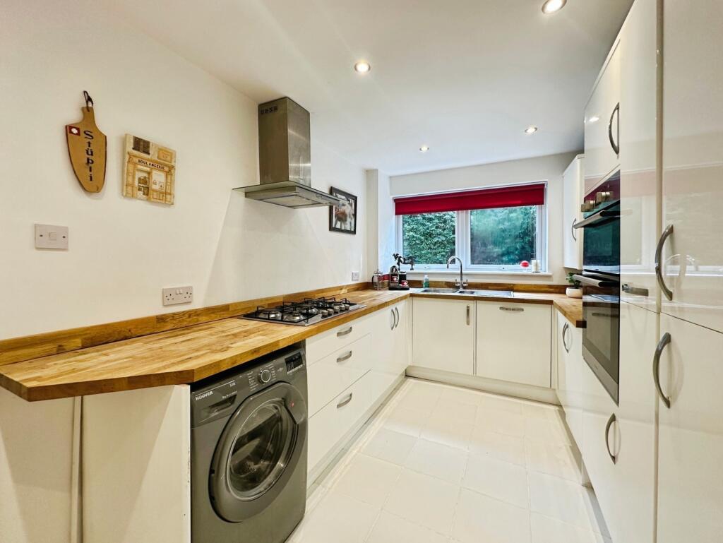 Apartment in Surrey Heath, Surrey - View 2