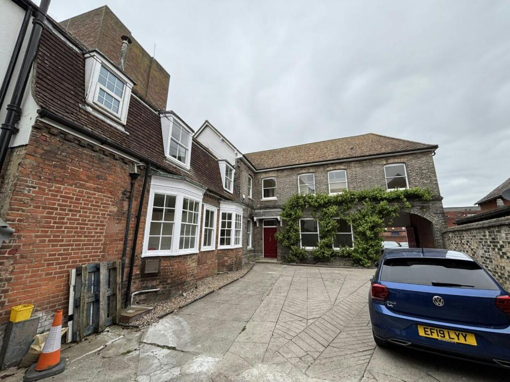 Main image of property: 90 High Street, Newmarket, CB8 8FE