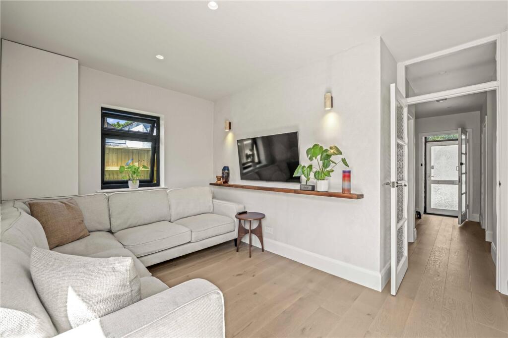 House in London, Hampton - View 4