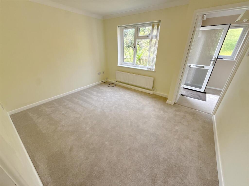 Vallet Avenue, Alcester photo 3