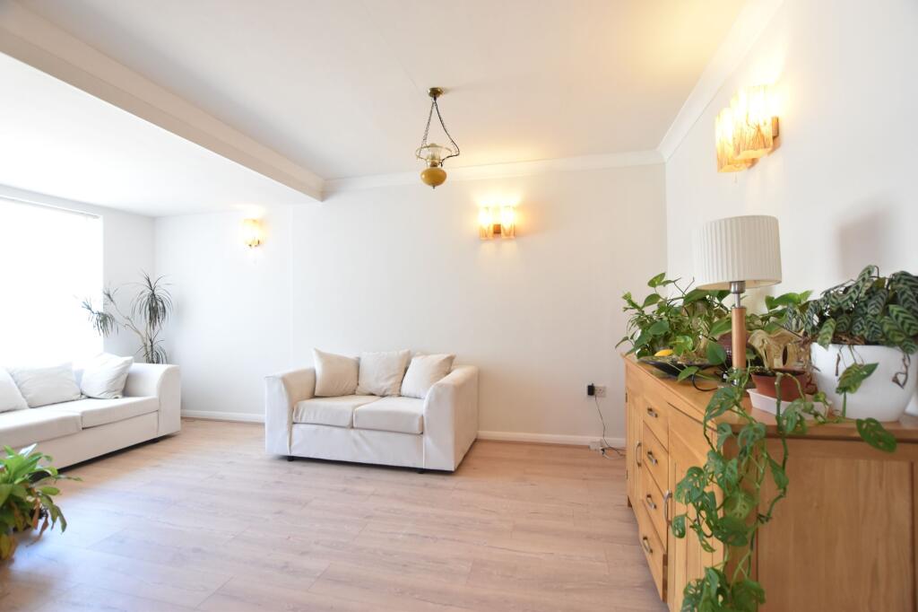 Cannon Grove, Fetcham, KT22 - View 4
