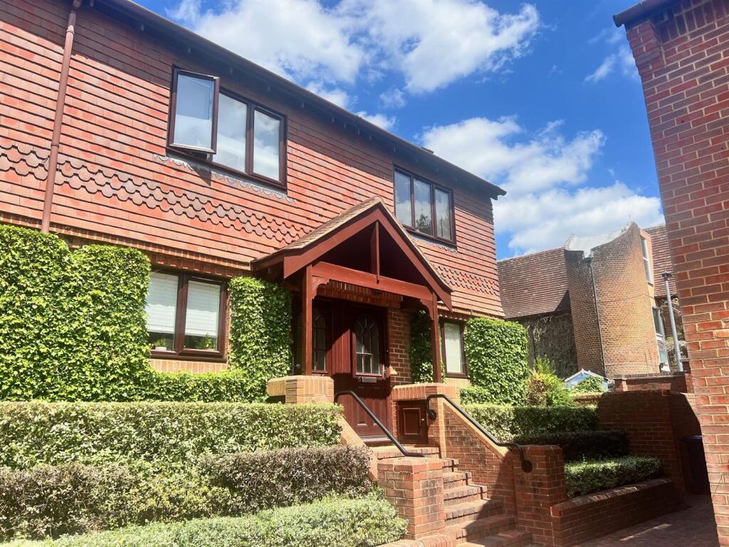 Main image of property: Borelli Mews, Farnham, GU9 7YZ