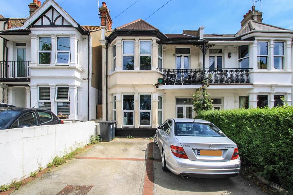 3 Bedroom Flat in SS0 7SN