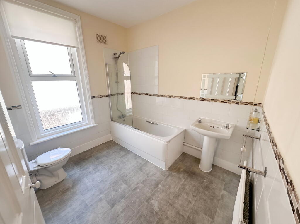 House in Eastbourne, Seaside, Roselands - More