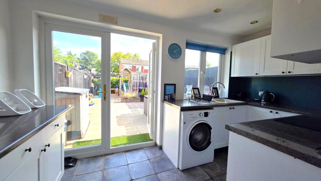House in Reigate and Banstead, Meath Green, Horley - View 3