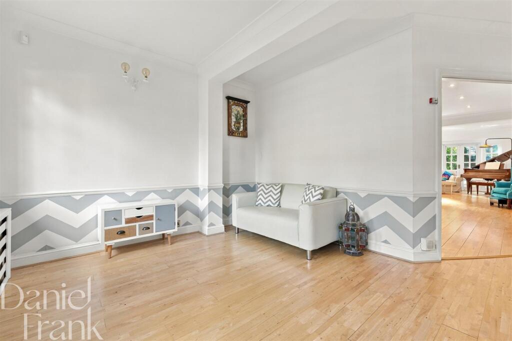 House in Buckhurst Hill - More