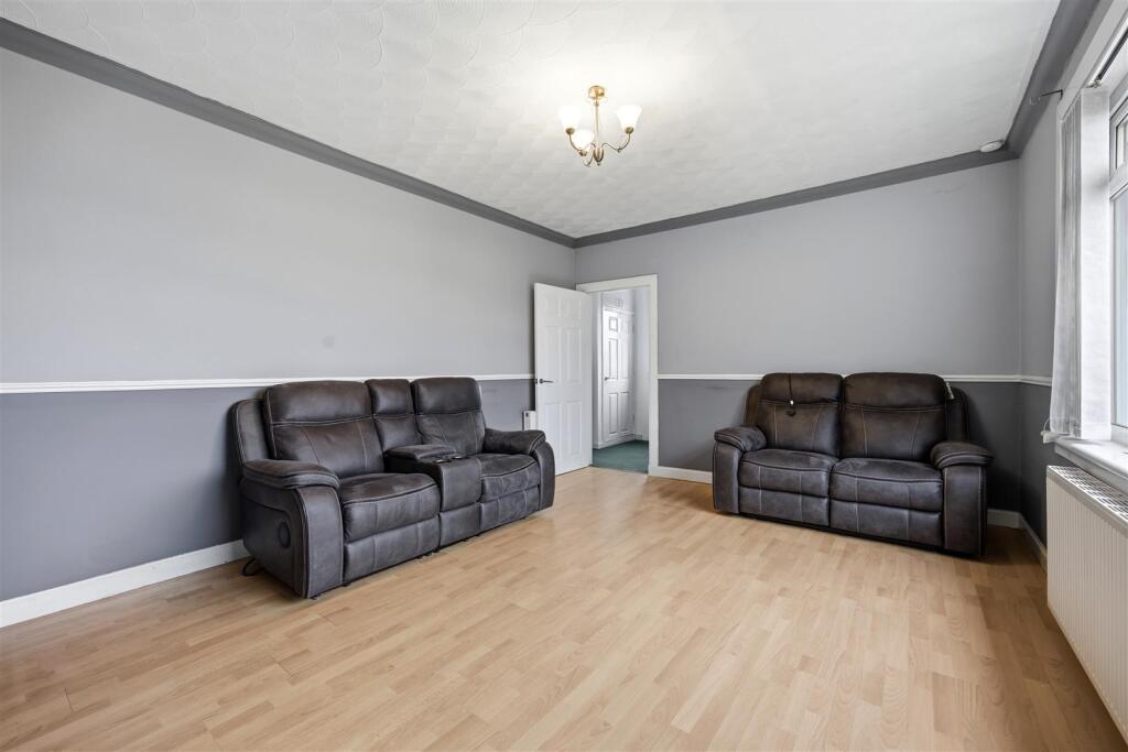 House in Bishopbriggs, Auchinairn - View 4