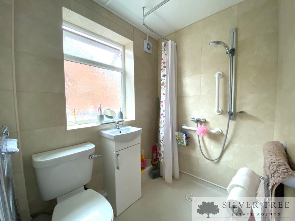 House in Osgodby - More