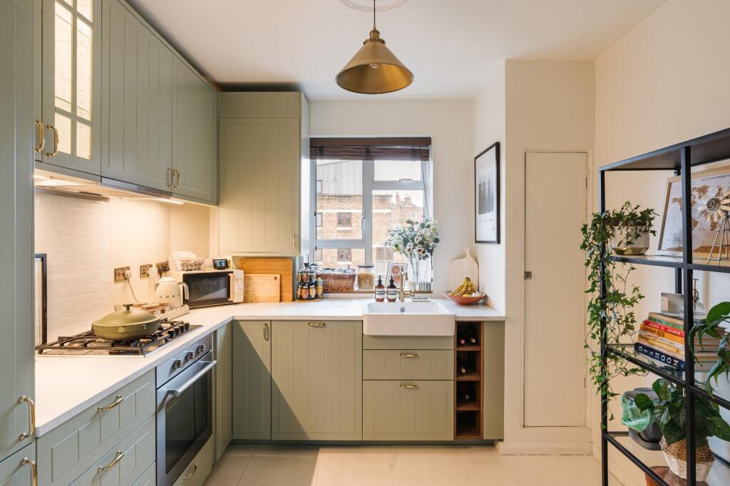 2-bed flat on Fairfield Drive, 
Wandsworth, SW18, £450,000
