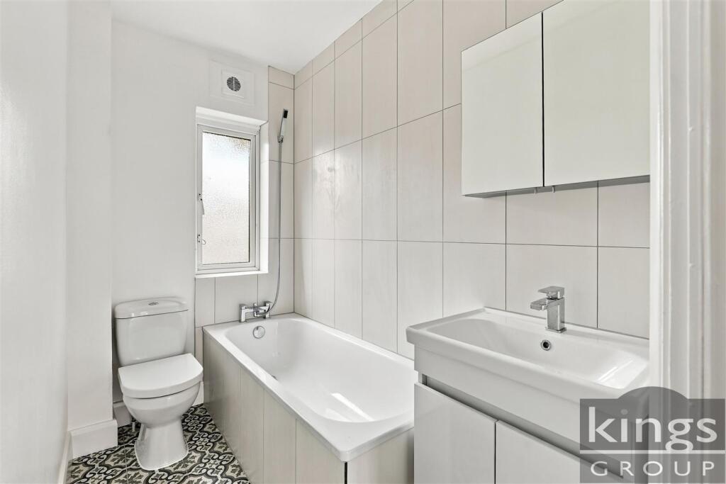 Apartment in London, Enfield Highway, Ponders End - More