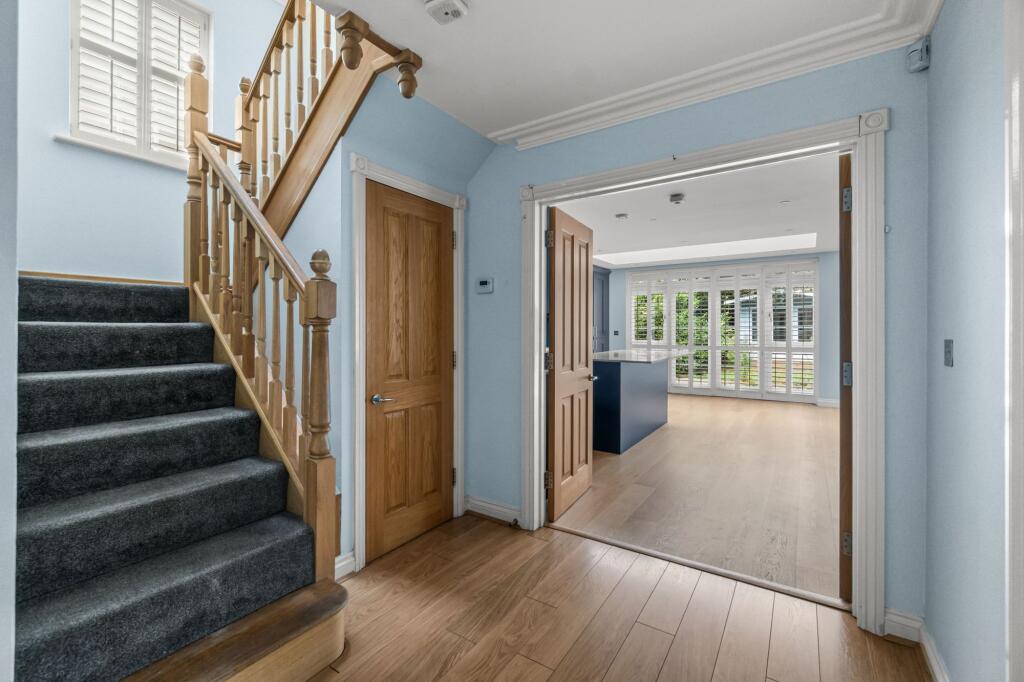 Lincoln Grove, Weybridge, KT13 photo 3
