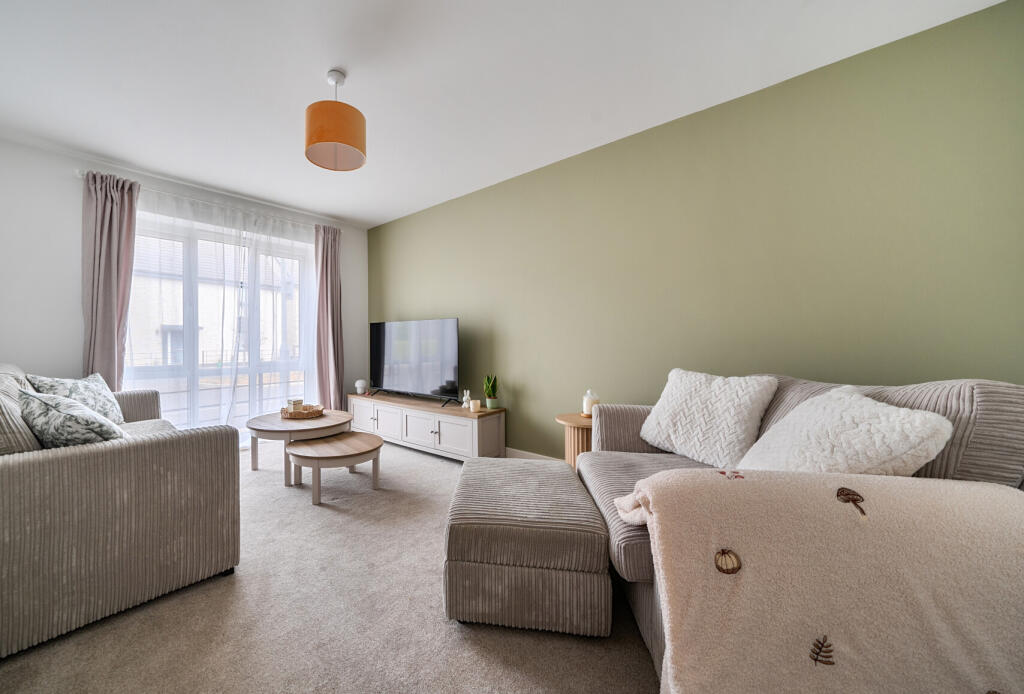 House in Bristol, Highbrook Park, Winterbourne - More