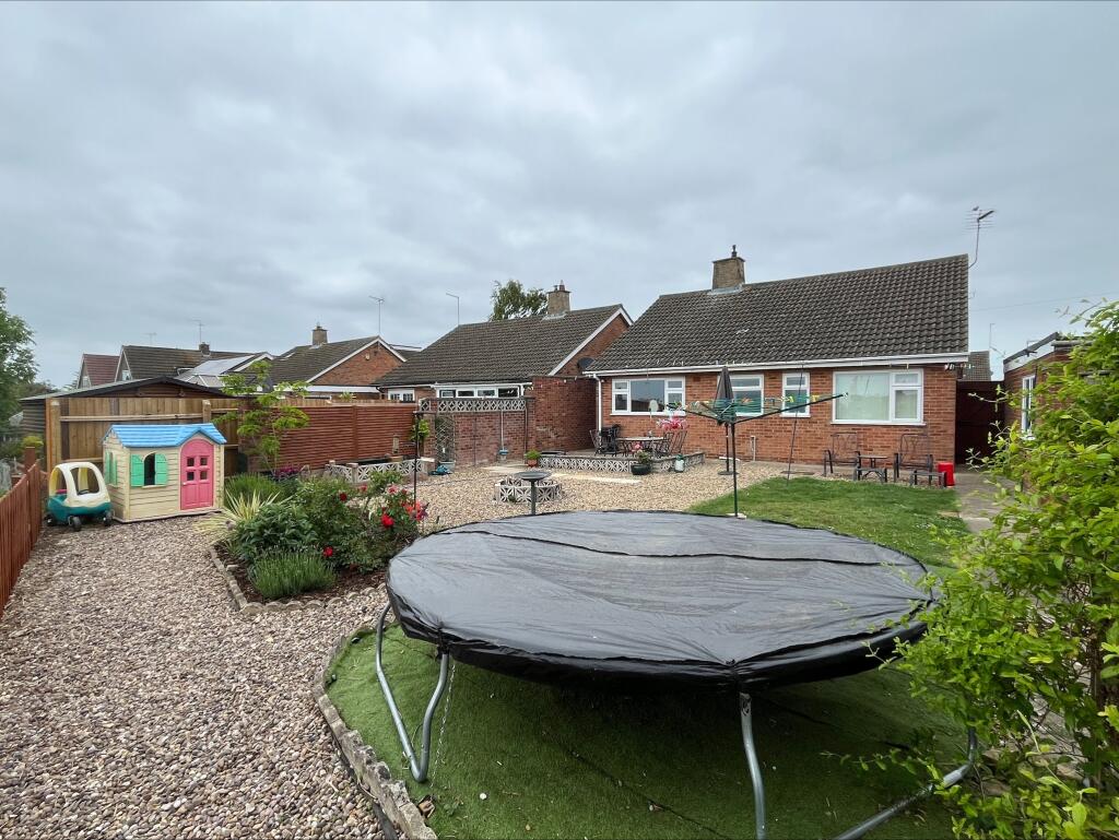 3-bed detached on Gazeley Gardens, Farcet, Peterborough, £285,000