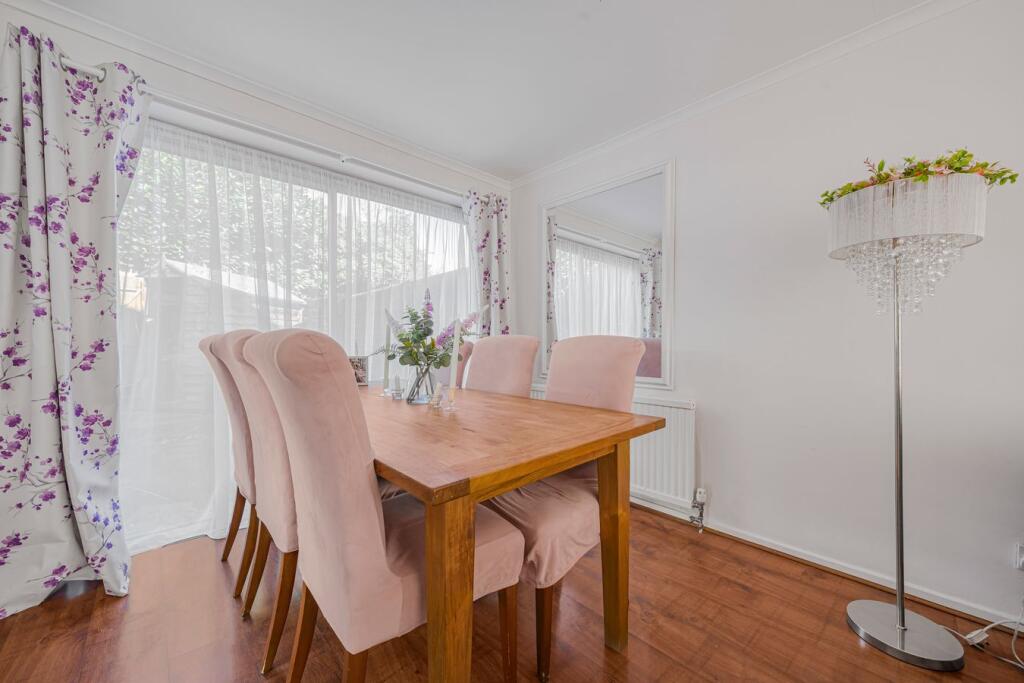 House in Shepperton, Lower Halliford, Surrey - More
