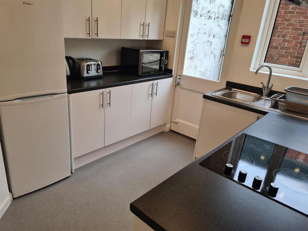 1 bedroom house share for rent