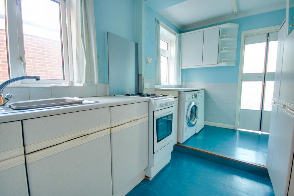 Sholing! Large Rear Garden! No Forward Chain! Huge Potential! photo 3