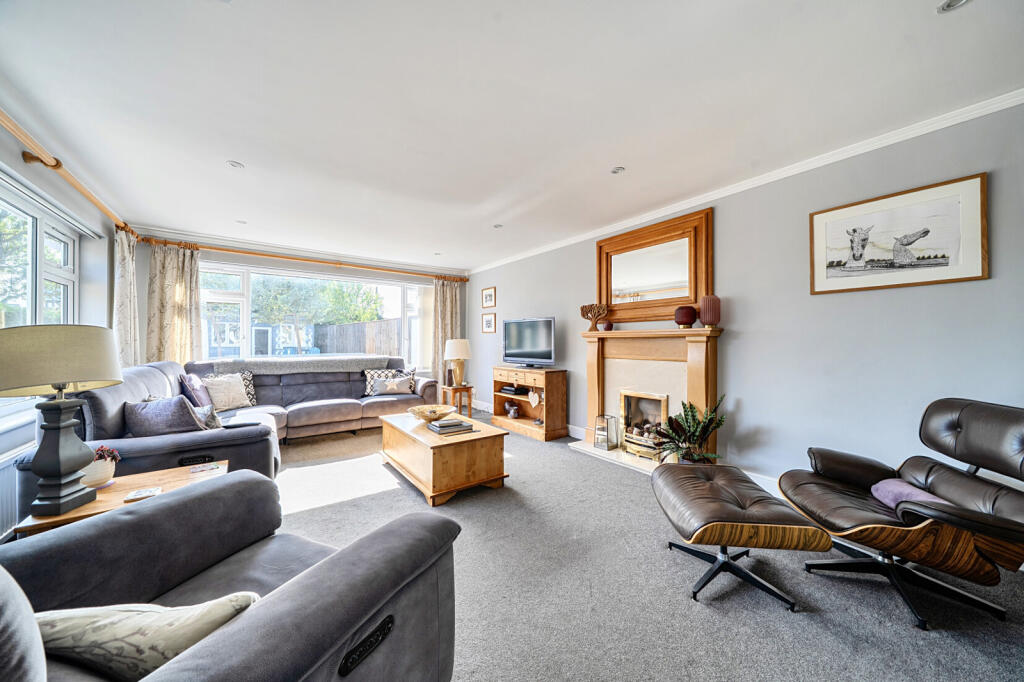 House in West Oxfordshire, Carterton - More