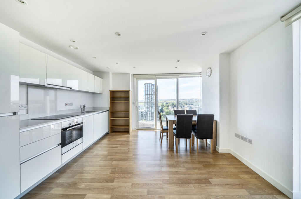 Apartment in London, Woodberry Grove Estate, Stoke Newington - View 2