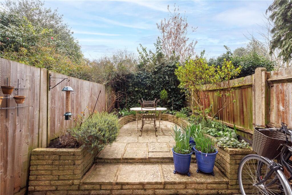 Claudia Place, London, SW19 photo 3