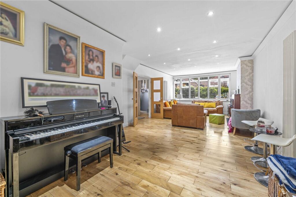 House in London, Hampton - View 4