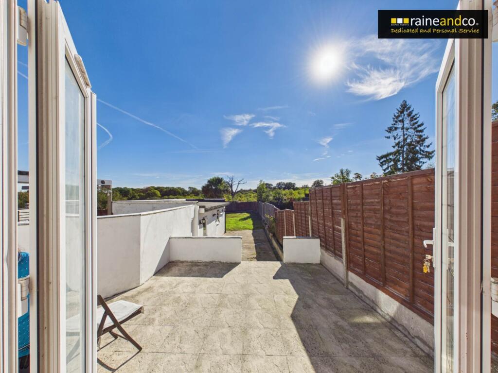 House in Potters Bar, Ganwick Corner - View 2