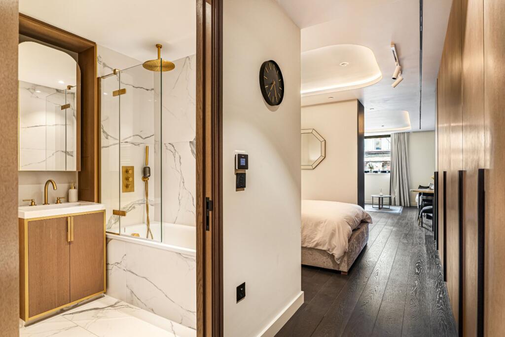 Apartment in London, Soho - View 4