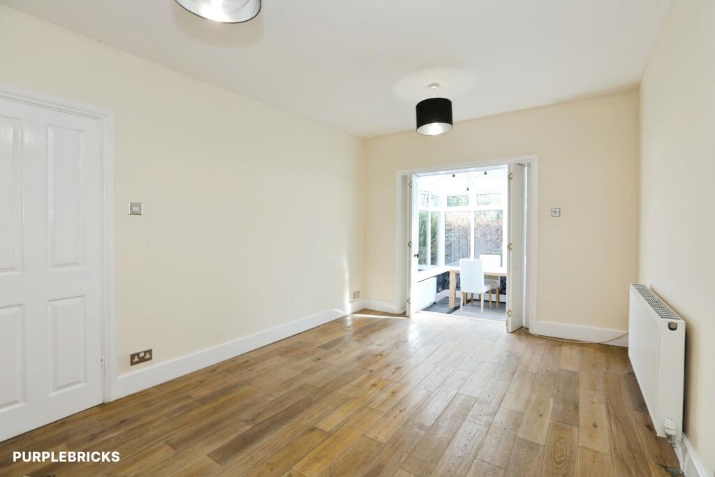 Apartment in Redhill - More