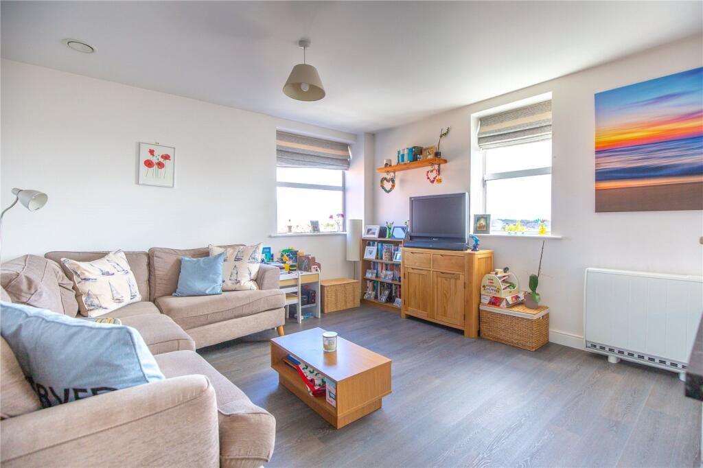 2-bed flat on Bartholomews Square, Horfield, Bristol, Somerset, BS7, £260,000
