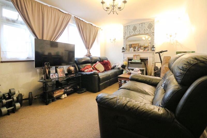 Thames Road, Langley - EXTENDED 4 Beds - View 4