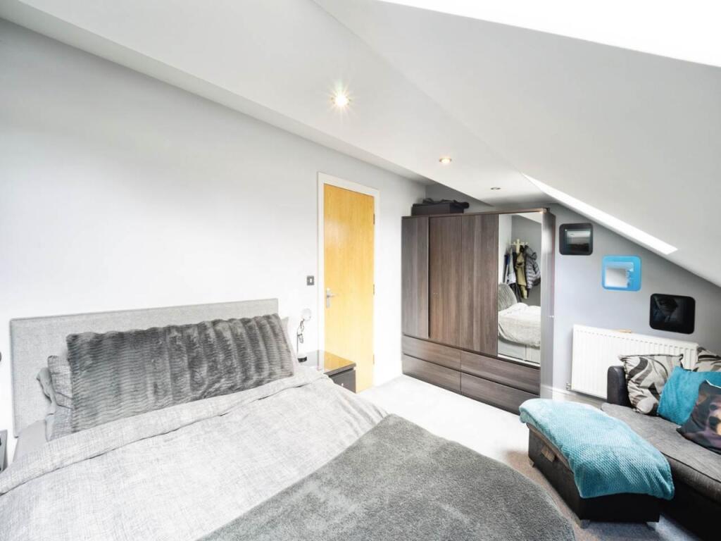 House in Bradford, Lane End, Keighley - More