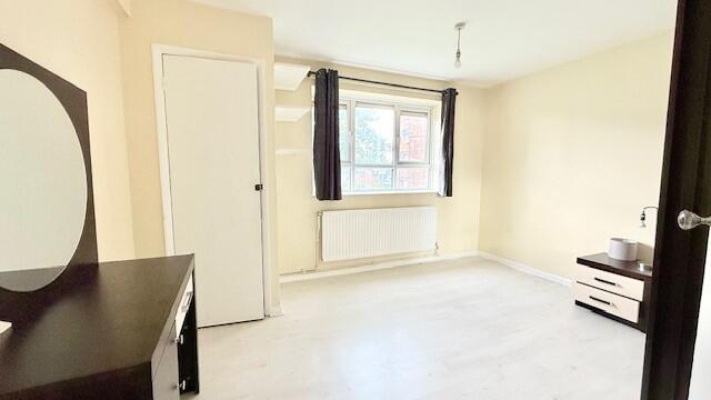 Apartment in Ilford - View 4