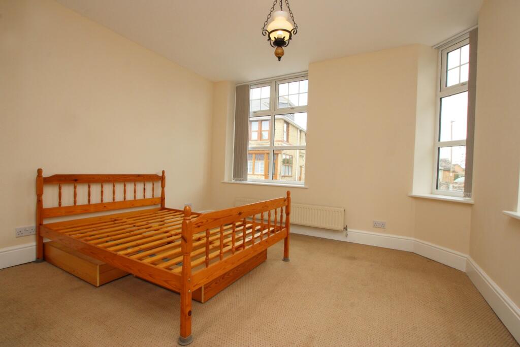 Apartment in Woodford - More