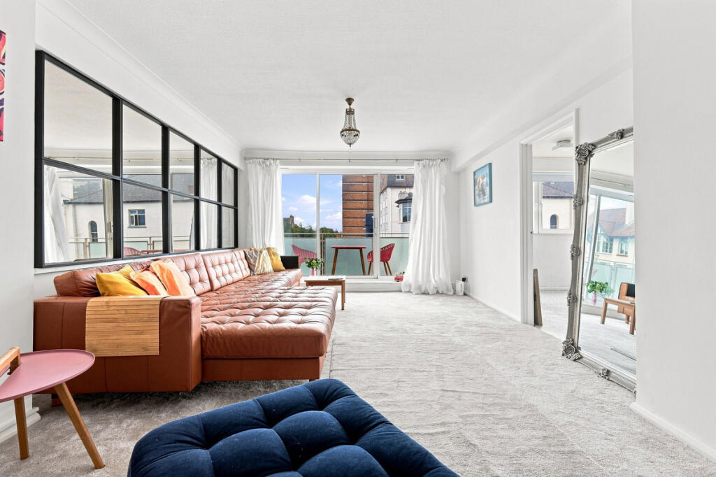 Apartment in Southend-on-Sea, Essex - View 4