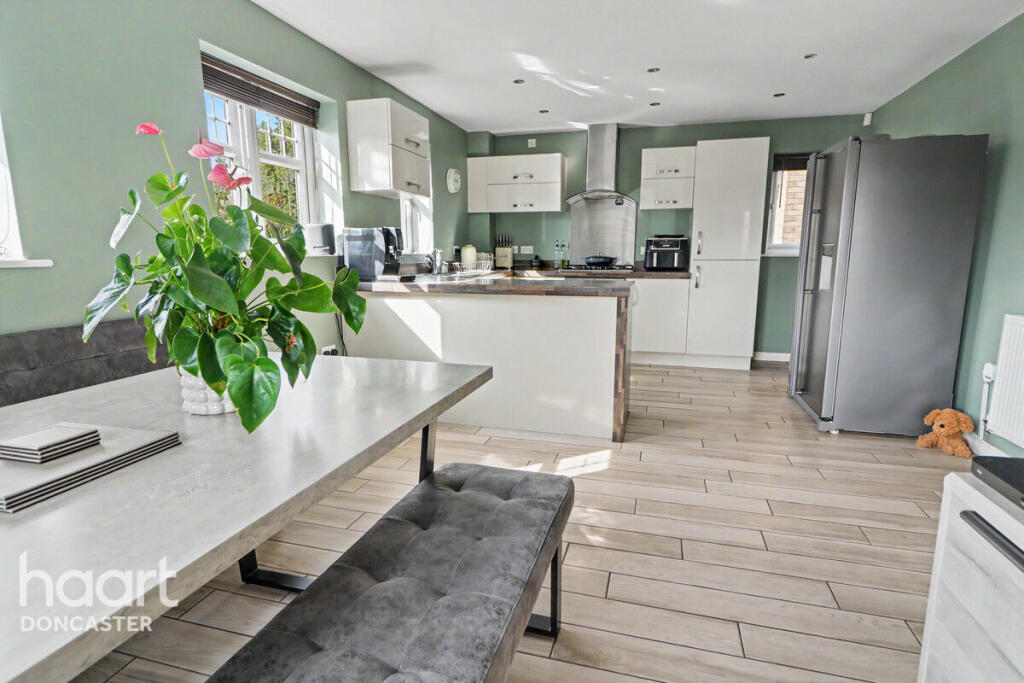 House in Doncaster, Edenthorpe - View 3