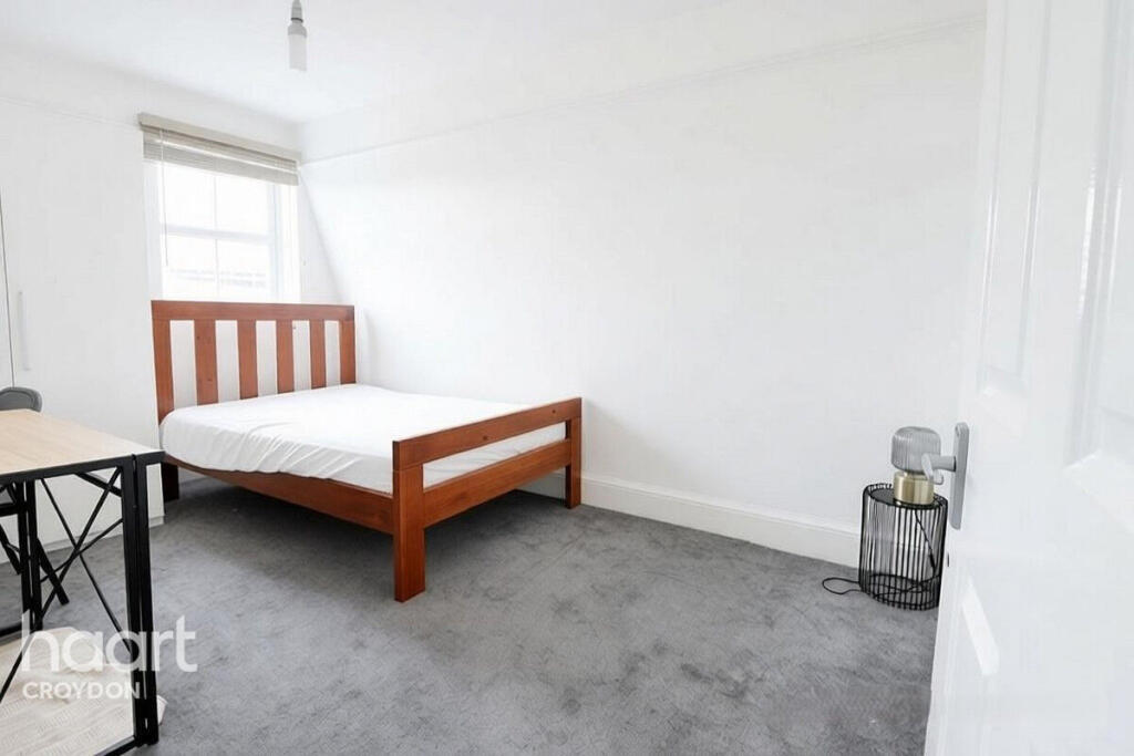 Apartment in Croydon - More