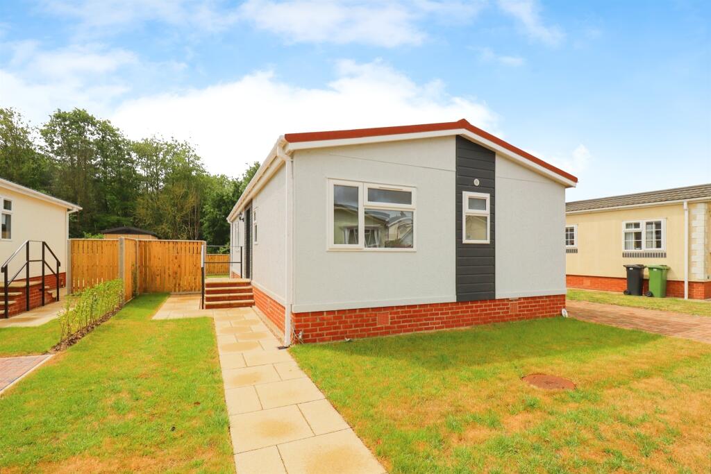 2-bed caravan on Stuston Road, Diss, £130,000