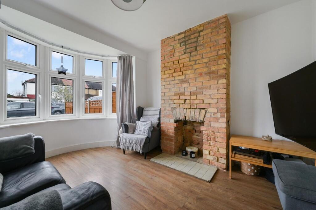 Rollesby Road, Chessington, KT9 photo 4