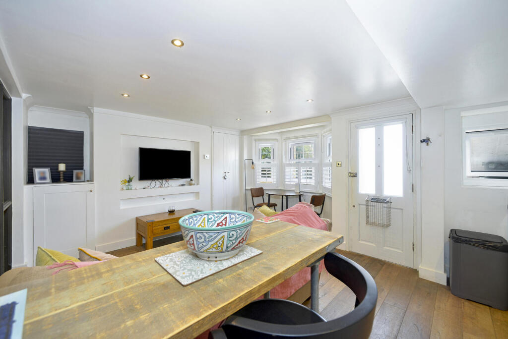 Apartment in Waverley, Crownpits, Godalming - More