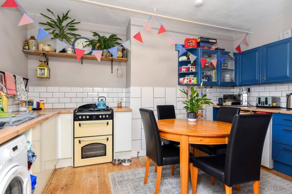 Apartment in Southend-on-Sea - More