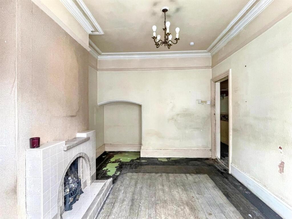 House in Staffordshire Moorlands, Leek - More