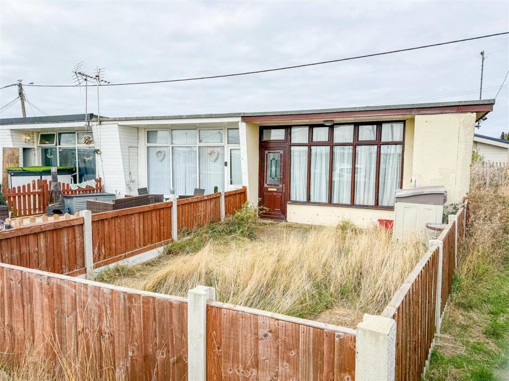 2-bed house on Priory Close, Bel-Air Chalet Estate, Seawick , St. Osyth, £40,000