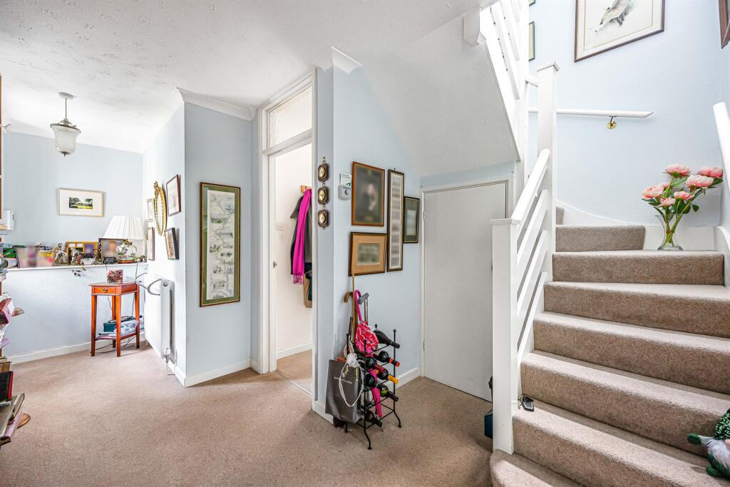 Hewett Close, Caversham Heights, Reading photo 4