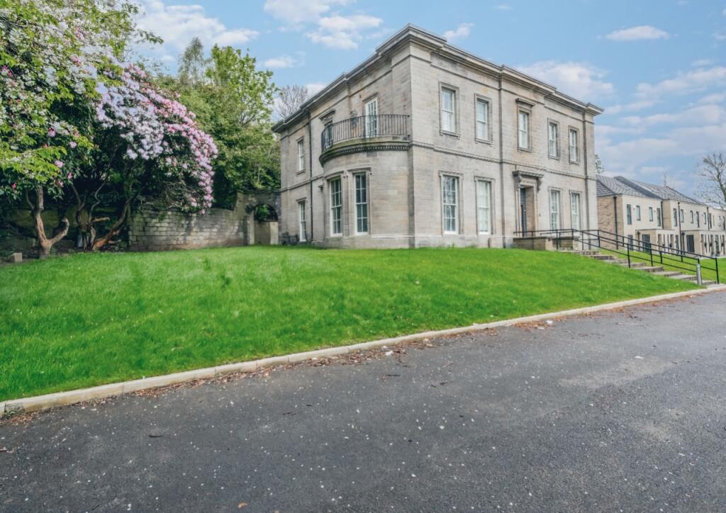 Main image of property: Flat A, Cliff House 8 Cliff Oaks, Fawcett Lane, Leeds, LS12 4FG
